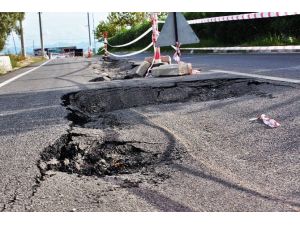 Yağmur Sonrası Çöken Yol Trafiğe Kapatıldı