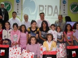 RİDA-DER 100 yetimi öğrenciyi sevindirdi
