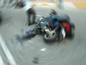 Ehliyetsiz sürücü plakasız motora çarptı