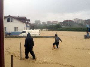 İşçileri Taşıyan Minibüs Sel Sularının Ortasında Kaldı