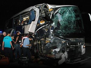 Yolcu Otobüsü Kamyonla Çarpıştı: 15 Yaralı