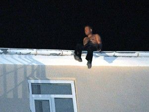 Karaman'da çatıda intihar girişimi