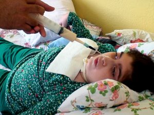 14 Yaşındaki Engelli Gülce Burnundan Besleniyor
