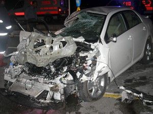 Tır otomobile çarptı: 1 ölü 5 yaralı