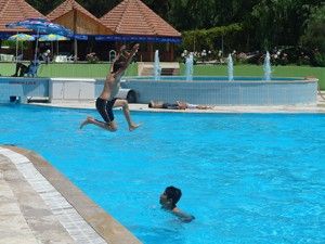Ereğli'de sıcak havalar gençleri havuza yöneltti