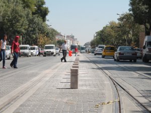 Tramvayda karşıya geçişlere bloklu çözüm