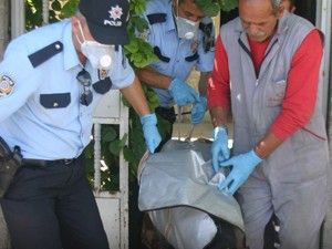 Önce ellerini bağladı sonra kendini astı