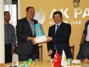 Bakan Davutoğluna sikke hediye edildi