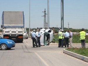 Kamyonla otomobil çarpıştı: 2 yaralı