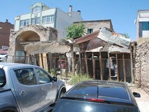 Hanın kapısı yıkılıyor