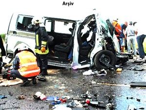 Otomobil ile minibüs çarpıştı: 11 yaralı