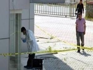 Duvarı delerek bankayı soydular