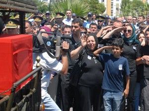 Şehidi asker selamıyla uğurladılar