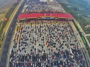Çin'de tatil dönüşü trafiği