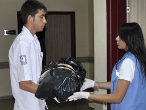 Kucağından fırlayan bebek öldü