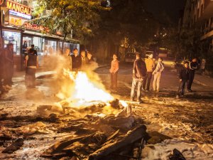 Terör saldırısını protesto edenler ortalığı ateşe verdi
