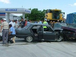Otomobil akaryakıt istasyonuna daldı: 5 yaralı