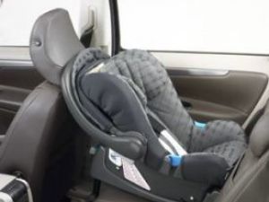 Çocuğunuzu arabada ters oturtun