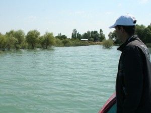 Beyşehir Gölü yükseldi, bahçeler sular altında