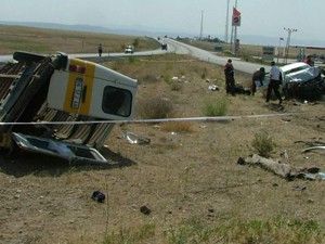 Otomobil devrildi 1 ölü, 2 yaralı