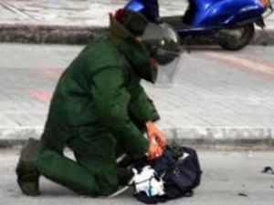 Şüpheli paketten kaleşnikof çıktı