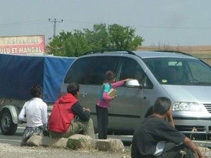 Hem kendilerinihemde sürücüleri tehlikeye atıyorlar