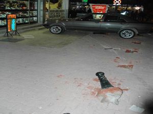 Otomobil kaldırımdaki anne ve çocuğa çarptı