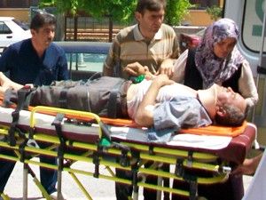 Yardım etmek isterken otomobilin altında kaldı