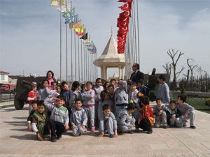 Türmaklı minikler şehitliği ziyaret etti