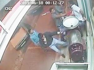 Market sahibini böyle darp ettiler