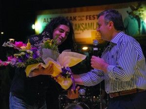 Murat Kekilli konserini on binlerce kişi izledi.