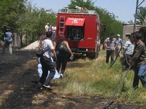 Arazideki yangın evlere sıçramadan söndürüldü