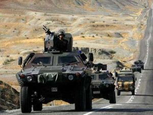 Çıkan çatışmada yaralanan 4 askerden 1'i şehit oldu. Çatışmalar sürüyor