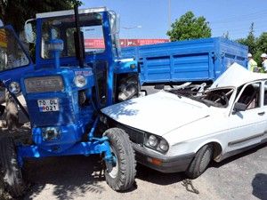 Otomobil römorka çarptı