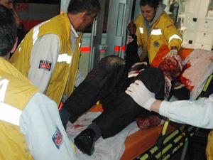 Otomobili kullanan arkadaşını bıçakladı
