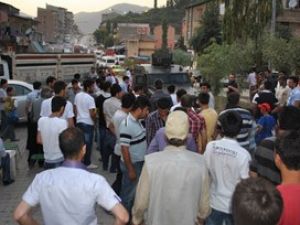 Polis aracının içine molotof kokteyli atıldı