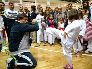 Ahmet Davutoğlu Van'da spor salonu açtı