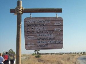 Rüzgar erozyonu sahasına tanıtıcı yön levhaları