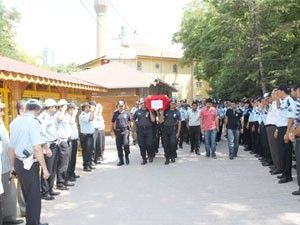 Görev başında kalp krizi geçiren polis hayatını kaybetti