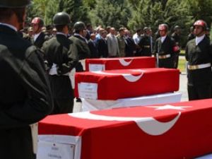 Diyarbakır'da şehit olan 8 asker toprağa veriliyor