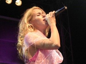 Sanatçı Niran Ünsal'a PKK protestosu