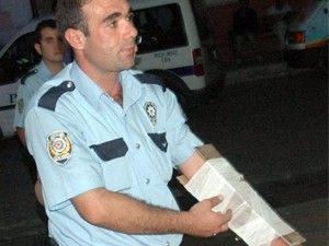 Koluna taş düşen polis yaralandı