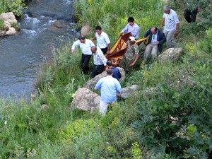 Konya'da otomobil uçuruma yuvarlandı