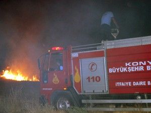 Boş arazide çıkan yangın evlere sıçramadan söndürüldü