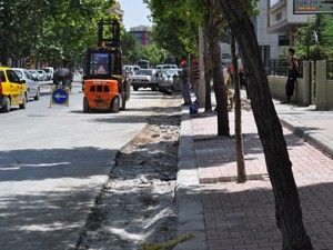 Esnaflar 4 haftadır bitmeyen yol çalışmasına isyan etti