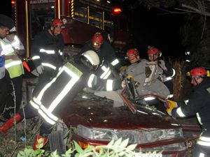 Konya'da otomobil ağaca çarptı: 3 ölü