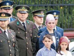 Başörtülü kadına yanlışı vali önledi