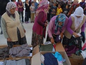 Kayasu'daailelere giyecek yardımı yapıldı