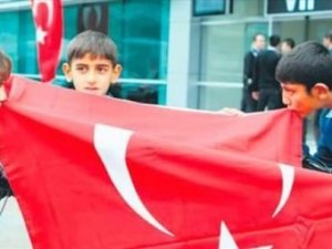Bayrağı öpen çocuklara PKK tehdidi!