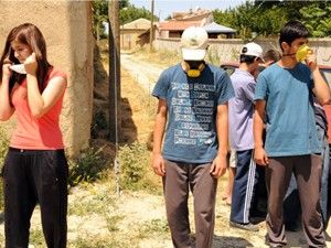 Bu köyde yaşayan herkes maskeyle geziyor